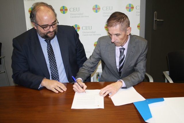 Firma acuerdo Javier Vidal de Grupo Moldtrans junto a Enrique Centeno, vicerrector de la Universidad UCH-CEU de Elche