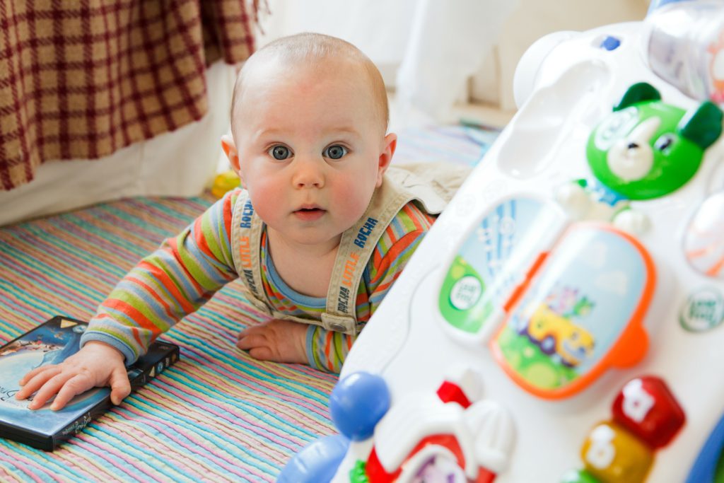 Las alfombras de actividades se consolidan como los juguetes para bebés más vendidos