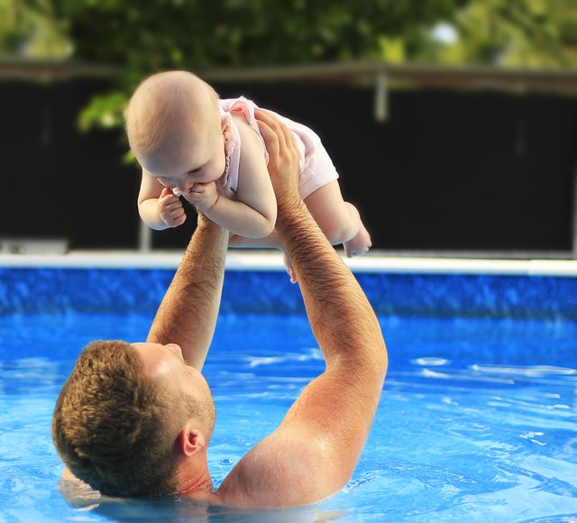 El verano, la época ideal para iniciar a los bebés en el agua